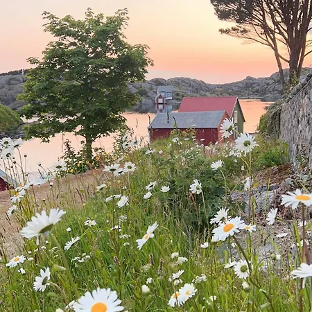 Historic By The Sea In Solund 펜션