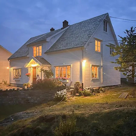 Дом отдыха Historic By The Sea In Solund Hardbakke