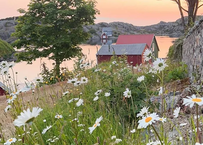 Historic By The Sea In Solund Дом отдыха