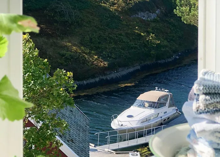 Historic By The Sea In Solund Дом отдыха *